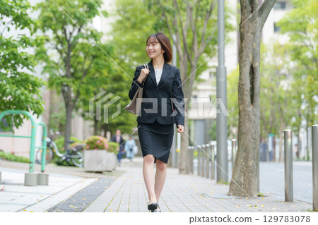 戶外散步的年輕女性商務人士 129783078