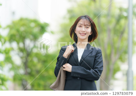 戶外散步的年輕女性商務人士 129783079