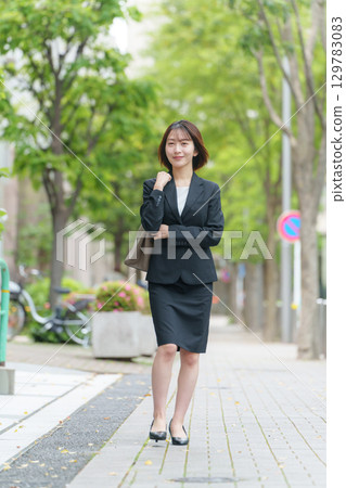 戶外散步的年輕女性商務人士 129783083