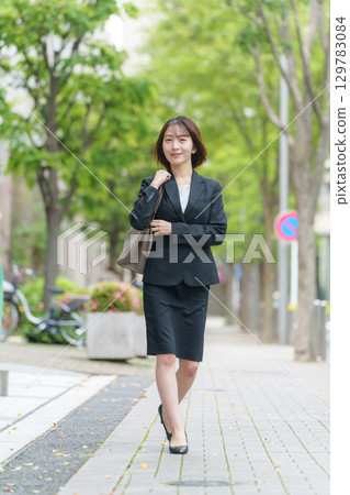 戶外散步的年輕女性商務人士 129783084