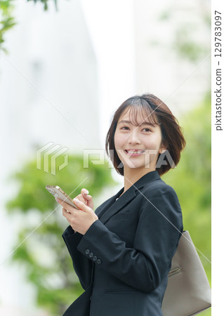 年輕女子，商務，戶外，智慧型手機 129783097