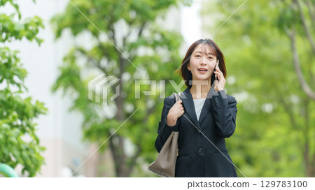 年輕女子，商務，戶外，智慧型手機，談話 129783100