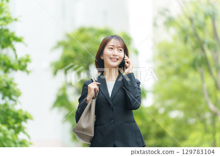 年輕女子，商務，戶外，智慧型手機，談話 129783104