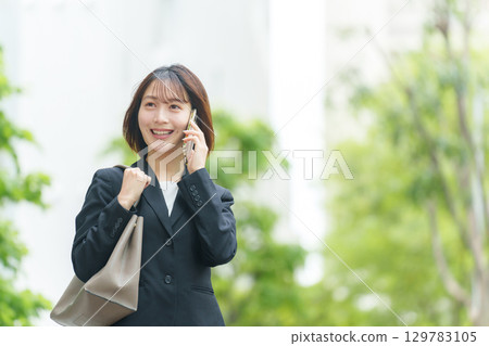 年輕女子，商務，戶外，智慧型手機，談話 129783105