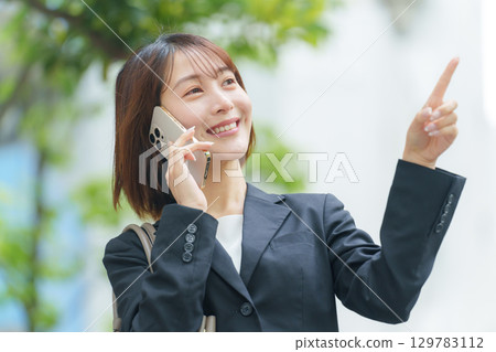 年輕女子，商務，戶外，智慧型手機，談話 129783112