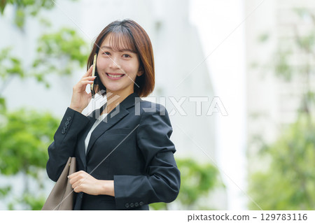 Young woman, business, outdoor, smartphone, talking Young woman, business, outdoor, smartphone, talking 129783116
