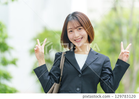 年輕女子，商務，戶外，和平標誌 129783120
