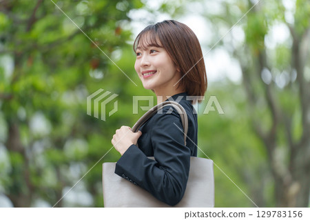 年輕女子在戶外做生意 129783156