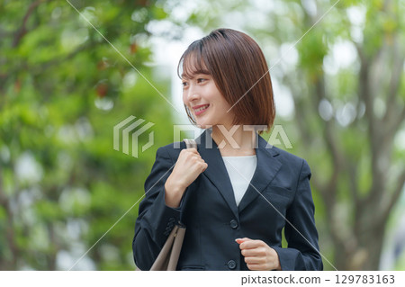 年輕女子在戶外做生意 129783163