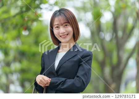 年輕女子在戶外做生意 129783171