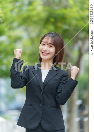 年輕女子商務戶外拳頭泵 129783180