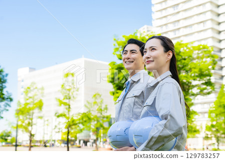 一群男女工程師站在綠色城市 一群男女工程師站在綠色城市 129783257