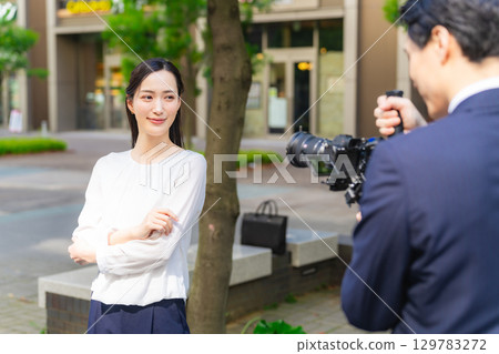 男攝影師用萬向架相機拍攝女模特兒 男攝影師用萬向架相機拍攝女模特兒 129783272