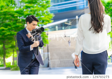 男攝影師用萬向架相機拍攝女模特兒 男攝影師用萬向架相機拍攝女模特兒 129783273