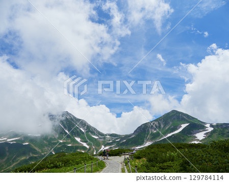 夏季旅遊勝地、立山黑部阿爾卑斯山脈路線室堂山頂的風景以及觀光的人們 129784114