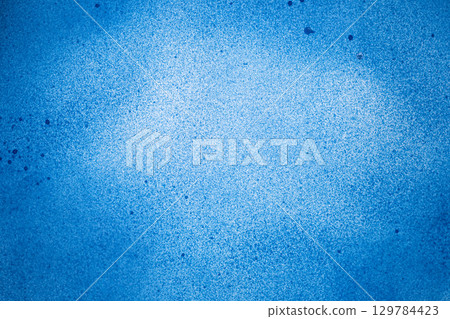 背景塗有藍色噴漆 129784423
