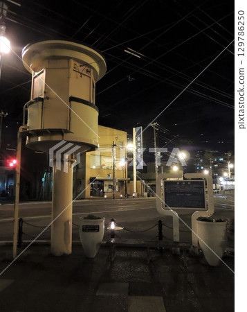 函館市電車（街車）的夜景（原十字街站站） 129786250