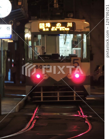 函館市電車風景（十字街車站附近夜晚） 129786251