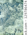 水晶般清澈的水面 129786474