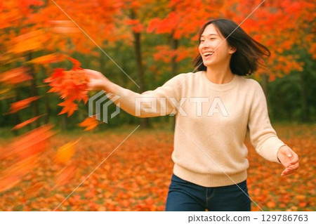 People strolling among the autumn leaves - Scenery that gives a sense of autumn in Japan 129786763