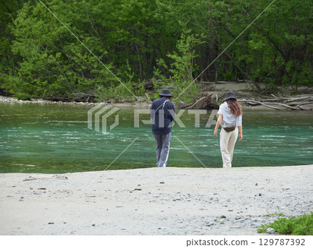 遊客在夏季熱門旅遊勝地上高地欣賞梓川的風景 129787392