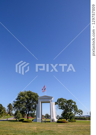 和平拱門，美國和加拿大之間的步行邊界 129787809