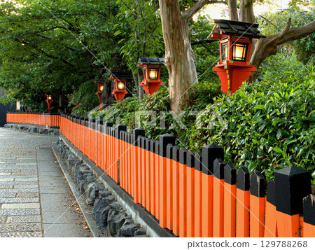 Vermilion Tamagaki fence around Tatsumi Bridge on the Shirakawa River in Gion, Kyoto 129788268