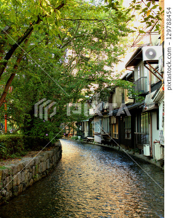 京都高瀨川沿岸排列著迷人的老房子 129788454