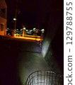 夜晚的城市街道被路燈照亮 129788755