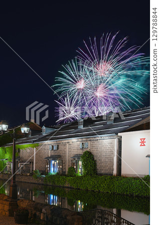 Fireworks that light up the night in Otaru 129788844