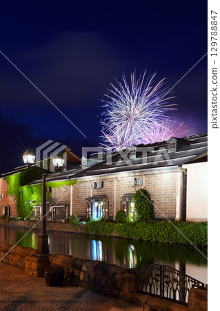 Fireworks that light up the night in Otaru 129788847
