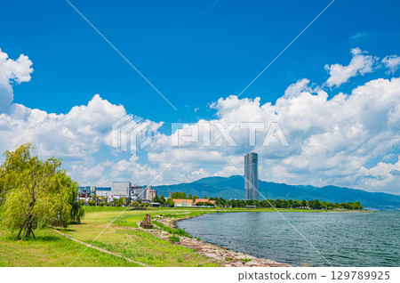滋賀縣大津市琵琶湖渚公園的夏日風景 滋賀縣大津市琵琶湖渚公園的夏日風景 129789925