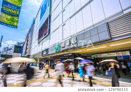 8月19日，日本東京城市景觀。入境旅遊持續火紅…熙熙攘攘的池袋站東口（北） 129790115