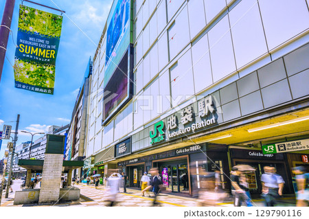 8月19日，日本東京城市景觀。入境旅遊持續火紅…熙熙攘攘的池袋站東口（北） 129790116