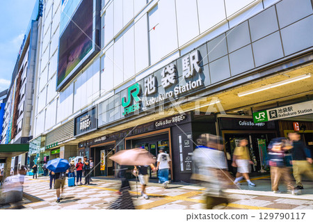 8月19日，日本東京城市景觀。入境旅遊持續火紅…熙熙攘攘的池袋站東口（北） 129790117