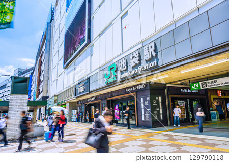 8月19日，日本東京城市景觀。入境旅遊持續火紅…熙熙攘攘的池袋站東口（北） 129790118