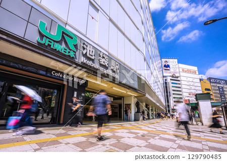 8月19日，日本東京城市景觀。入境旅遊持續火紅…熙熙攘攘的池袋站東口（北） 129790485