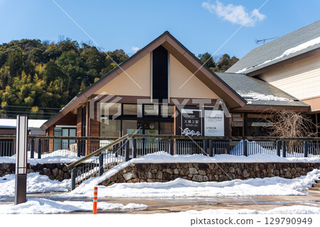 天橋立站，仿照京都府宮津市伊根町的船屋建造的被大雪覆蓋的車站大樓 129790949