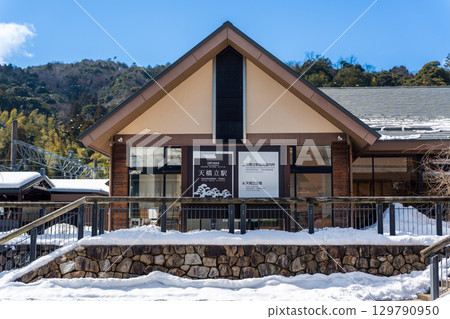 Amanohashidate Station, a snow-covered station building modeled after the boathouses of Ine, Miyazu City, Kyoto Prefecture 129790950