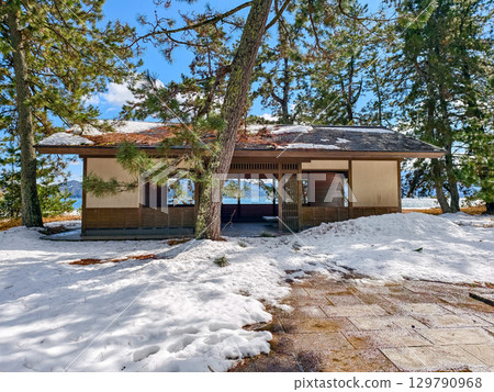 A snowy rest area nestled in the pine forest of Amanohashidate 129790968