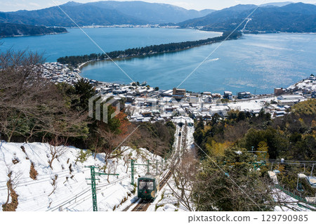 天橋立纜車、積雪的府中站和爬上陡坡的火車 129790985