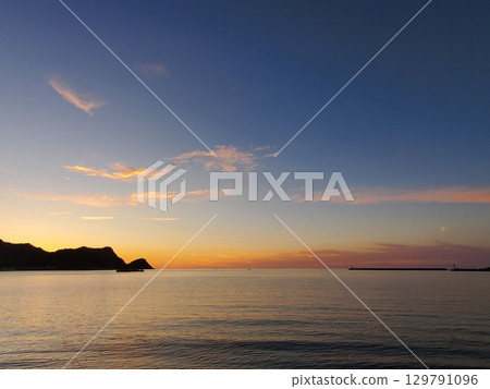 日本海、霞海岸的黃昏、夏季黃昏 日本海、霞海岸的黃昏、夏季黃昏 129791096