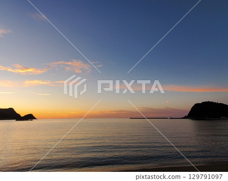 日本海、霞海岸的黃昏、夏季黃昏 129791097