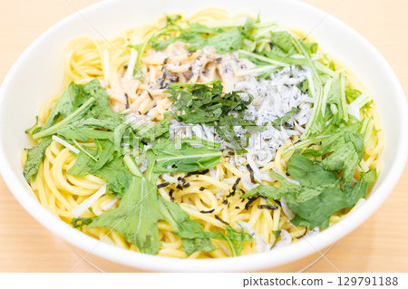 Delicious convenience store pasta: Japanese-style spaghetti with shiso leaves, cod roe, and whitebait 129791188