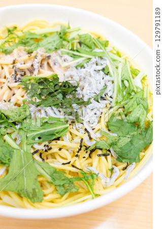 Delicious convenience store pasta: Japanese-style spaghetti with shiso leaves, cod roe, and whitebait 129791189
