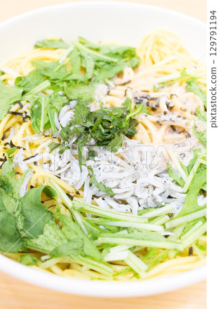 Delicious convenience store pasta: Japanese-style spaghetti with shiso leaves, cod roe, and whitebait 129791194