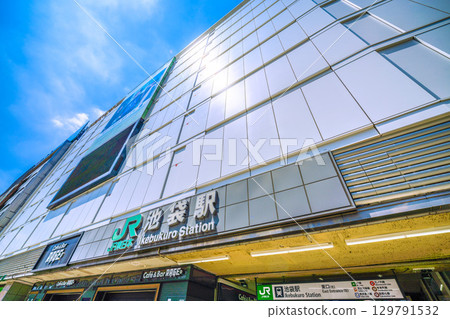 8月19日，日本東京城市景觀。酷熱難耐…入境旅遊持續進行…（熙熙攘攘）池袋站東口（北）及其他地區。 129791532