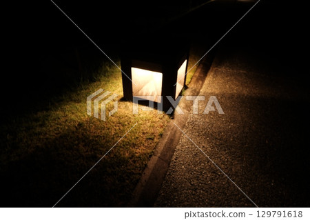 夜晚照亮人行道的腳燈 | 溫暖的燈光和安靜的城市景觀 129791618