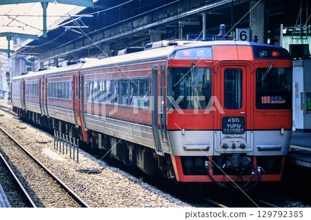 Limited express "Yufu" (JR Kyushu / Kiha 185 series) stopped at Hakata Station 129792385