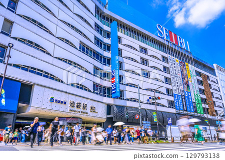 日本東京城市景觀，8月19日。酷熱難耐…池袋站東口的景色。 129793138